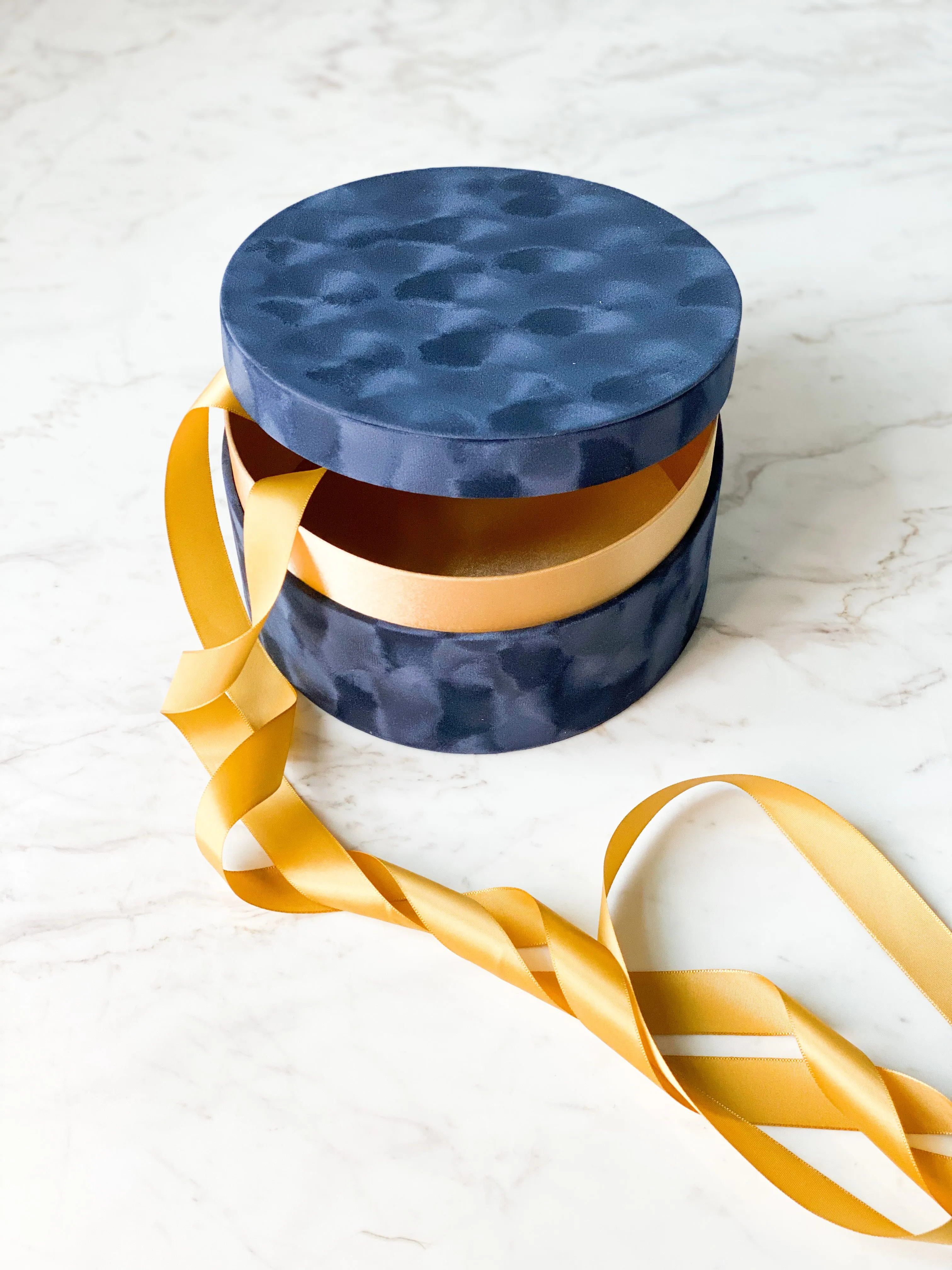 Round Velvet Packaging Box W/ Texture Edge