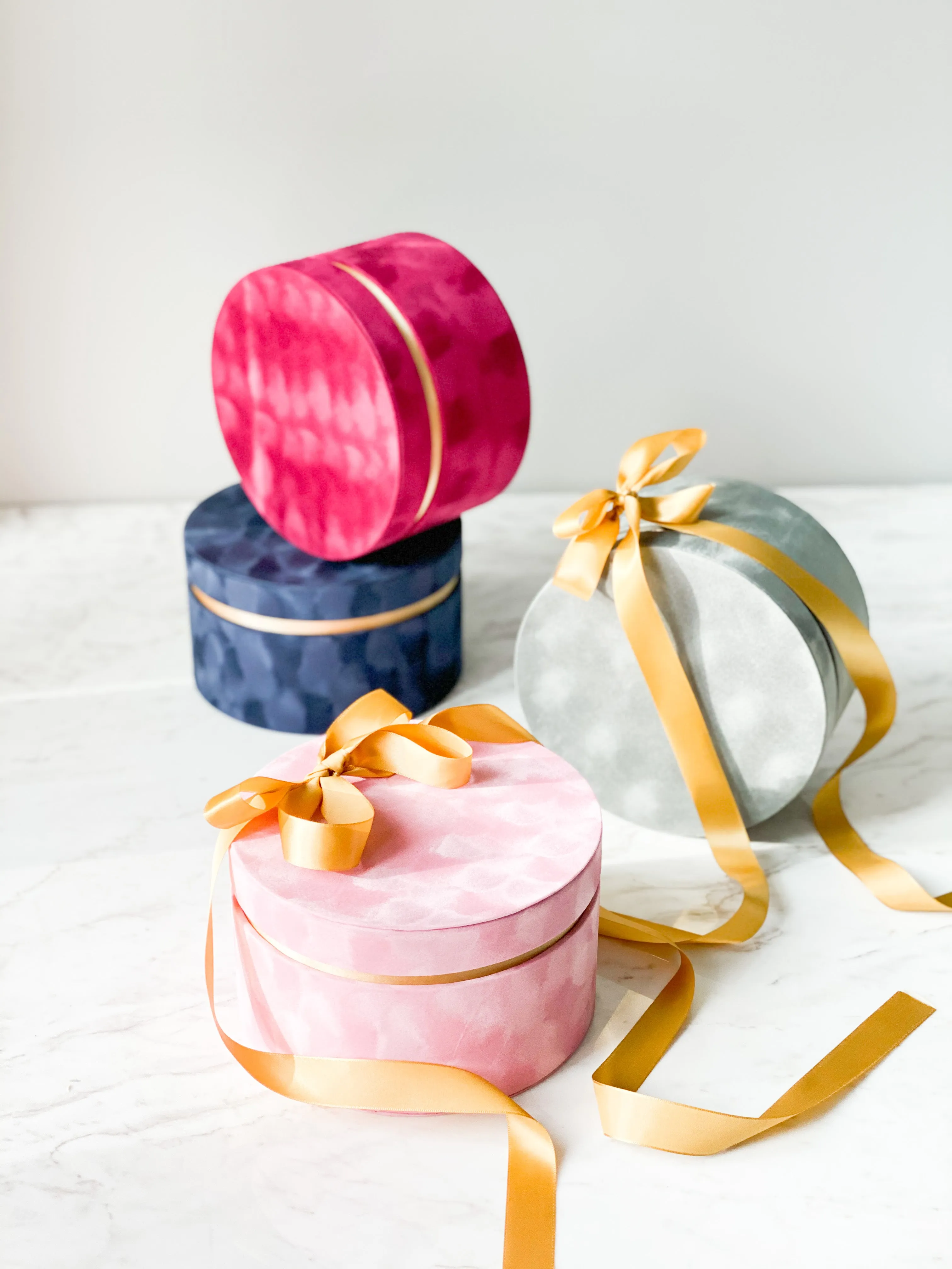 Round Velvet Packaging Box W/ Texture Edge