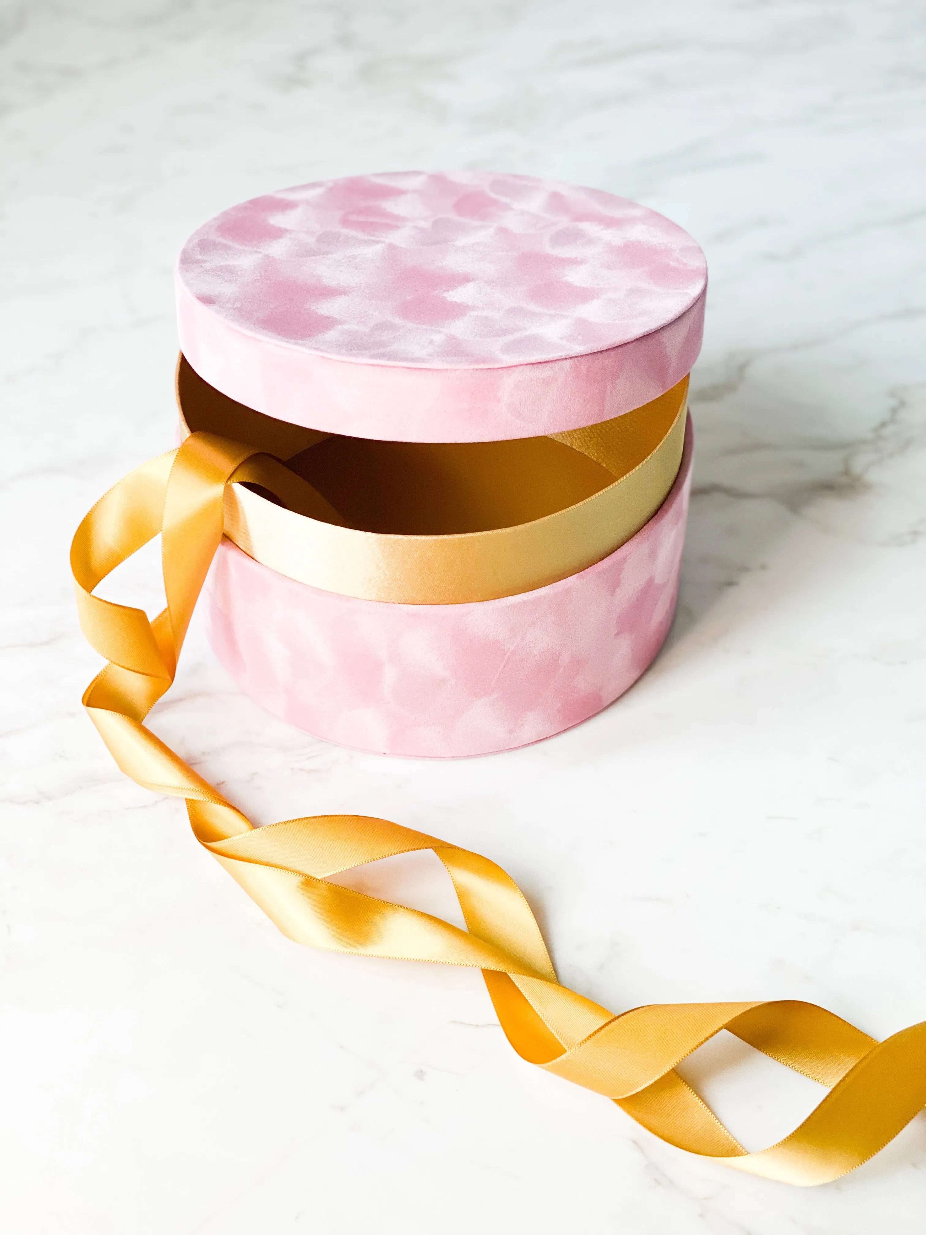 Round Velvet Packaging Box W/ Texture Edge