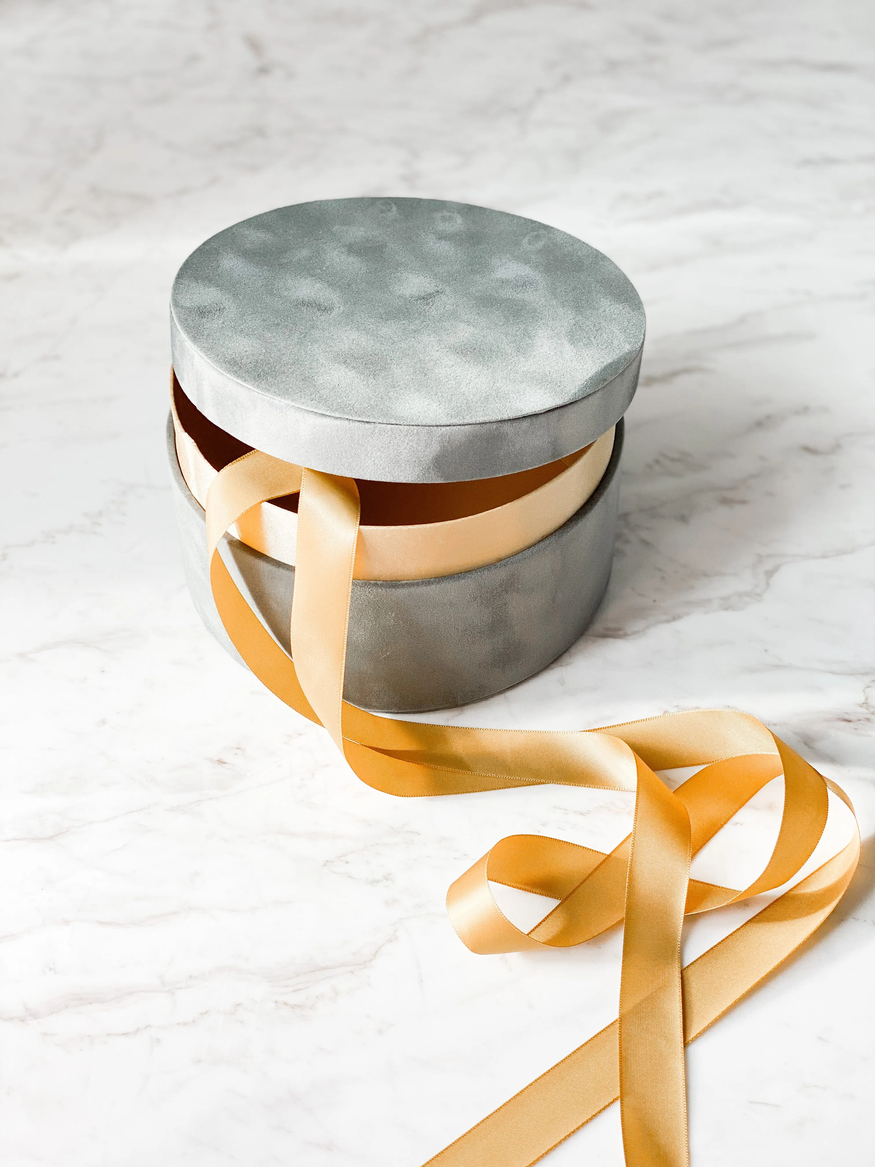 Round Velvet Packaging Box W/ Texture Edge